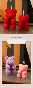 Vue détaillée des bougies parfumées en forme d'ours rose en rouge, violet et rose