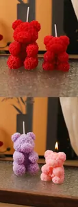 Vista dettagliata delle candele profumate a forma di orso rosa in rosso, viola e rosa
