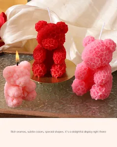 Vue détaillée de bougies parfumées en forme d'ours rose faites à la main