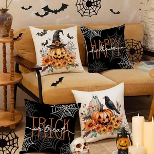 Halloween Kissenbezug-Set mit Geist-, Kürbis- und Trick-or-Treat-Designs auf Sofa