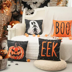 Set aus 4 dekorativen Halloween-Kissenbezügen mit Geist-, Kürbis-, BOO- und EEK-Motiven.