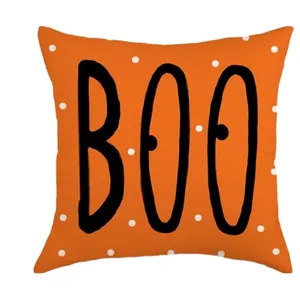 Nahaufnahme der orangefarbenen Halloween-Kissenhülle mit BOO-Text