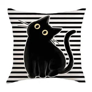 Detailansicht der niedlichen schwarzen Katze auf gestreiftem Halloween-Kissenbezug