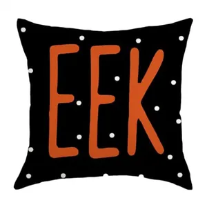 Detailansicht eines Halloween-Kissenbezugs mit orangefarbenem EEK-Text