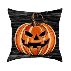 Detailansicht des Halloween-Kürbis-Drucks auf einem Kissenbezug mit schwarzer Maserung.