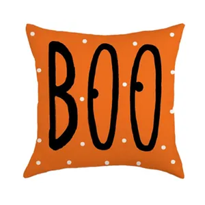 Detailansicht eines Halloween-Kissenbezugs mit schwarzem BOO-Text auf orangefarbenen Punkten