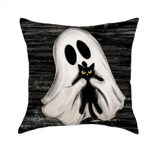 Nahaufnahme eines Halloween-Kissenbezugs mit süßem weißen Geist und schwarzer Katze