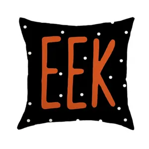 Detailansicht eines Halloween-Kissenbezugs mit orangefarbenem EEK-Text und Punkten