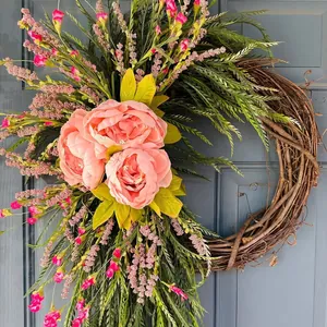 Ghirlanda di fiori rosa di primavera decorazione appesa per porta di casa e festa