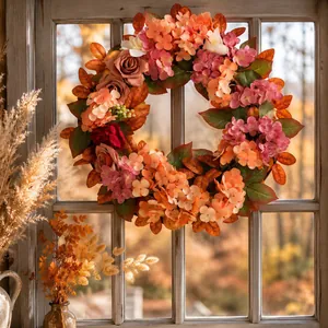 Elegante ghirlanda floreale autunnale con ortensie e rose su una finestra rustica in legno