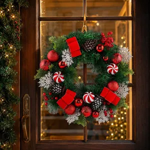 Feestelijke kerstkrans met dennenappels en sneeuwvlokken voor elegante voordeur decoratie
