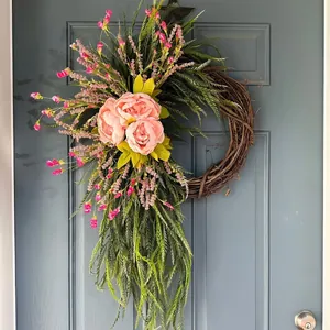 Ghirlanda floreale decorativa con peonie rosa da appendere per la casa e feste primaverili