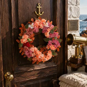 Ghirlanda autunnale con ortensie e rose appesa a una porta rustica in legno scuro