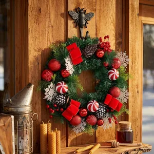 Feestelijke kerstkrans met dennenappels en rode ornamenten hangend aan een rustieke houten deur