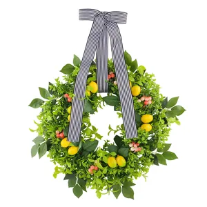 Vivace ghirlanda artificiale di limoni e bacche con fiocco a righe bianche e nere.