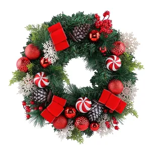Feestelijke kerstkrans met dennenappels, sneeuwvlokken en rode ornamenten voor decor