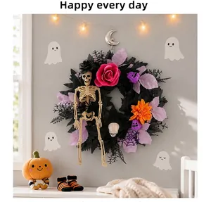 Vista dettagliata di ghirlanda di Halloween con scheletro e rose in un ambiente di casa accogliente