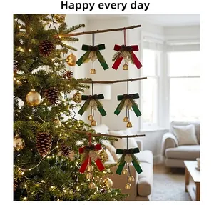 Vue détaillée de nœuds de Noël avec cloches dorées et tissu en velours