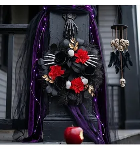 Λεπτομερής λήψη γοτθικού στεφανιού Halloween με χέρια σκελετού και κόκκινα τριαντάφυλλα
