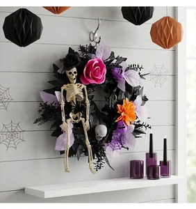 Vista dettagliata di una ghirlanda di Halloween con scheletro e fiori di seta.