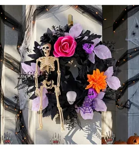 Vista dettagliata della ghirlanda di Halloween con scheletro, rose e decorazioni.