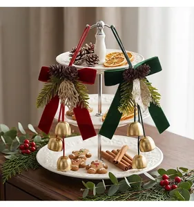 Nœuds de Noël en velours rouge et vert avec cloches sur un support de présentation blanc