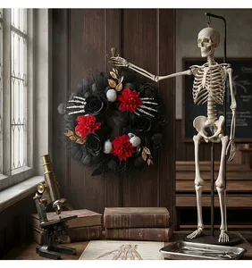 Γοτθικό στεφάνι Halloween με μαύρα τριαντάφυλλα και χέρια σκελετού για τρομακτική πόρτα