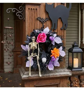 Dettaglio della ghirlanda di Halloween con scheletro e fiori su pilastro legno