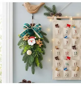 Decoración navideña de agujas de pino con Papá Noel y lazo verde dorado elegante