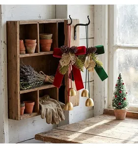 Nœuds de Noël en velours avec cloches dorées suspendus dans un décor rustique