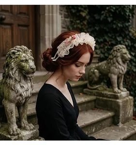 Détail du bandeau gothique en maille blanche avec squelette sur modèle aux cheveux roux.