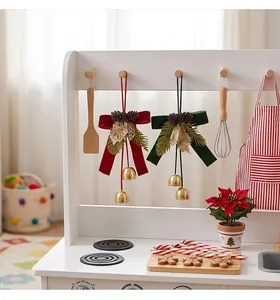 Vue détaillée des nœuds de Noël en velours rouge et vert avec cloches et pommes de pin