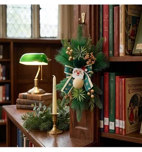 Detalle de adorno navideño de agujas de pino con Papá Noel en una estantería vintage