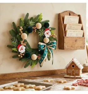 Primer plano de una festiva corona de Navidad en un acogedor ambiente de cocina