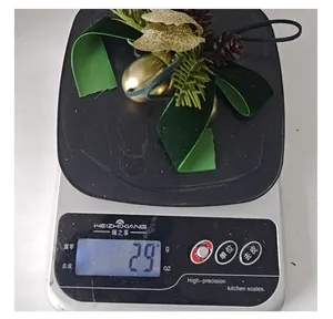 Vue détaillée de la décoration de Noël affichant un poids de 29 g sur une balance