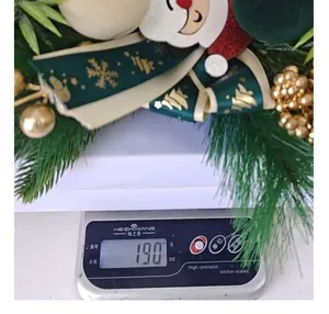 Detalle de la corona de Navidad de Papá Noel que pesa 190g en una báscula digital.