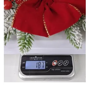 Dettaglio che mostra il peso di 187 g della decorazione della ghirlanda di Natale a goccia