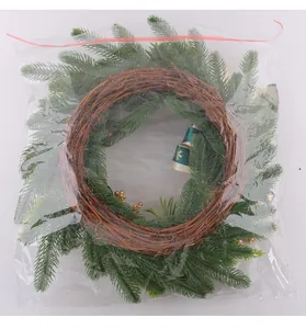 Corona de Navidad de agujas de pino artificiales en bolsa de plástico transparente