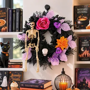 Ghirlanda spettrale di scheletro di Halloween con rosa rosa e foglie viola per decoro porta