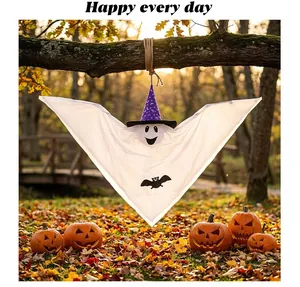 Hängende Halloween-Geist-Dekoration mit Hexenhut in herbstlicher Parklandschaft
