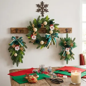 Corona de Navidad festiva y adornos de agujas de pino con Papá Noel para decoración del hogar.