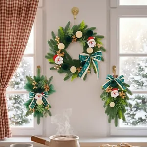Conjunto de corona y colgantes de puerta de Papá Noel con agujas de pino para navidad