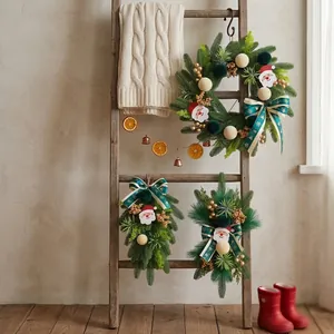 Juego de corona y adornos colgantes de Papá Noel para decoración festiva del hogar.