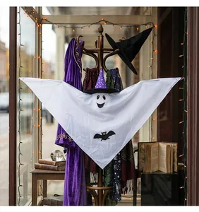 Weiße Halloween-Geisterdeko mit lila Hexenhut in festlicher Szene