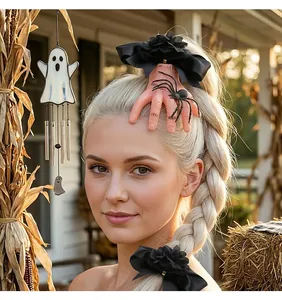 Detalle del pasador de Halloween con mano cortada, araña y lazo negro elegante