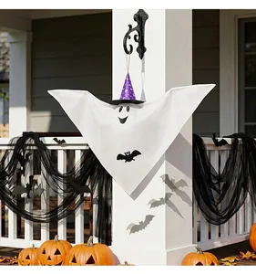 Süße weiße Halloween-Gespenster-Hängedeko mit lila Hexenhut auf einer Veranda