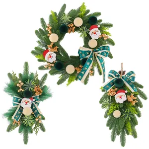 Corona de Navidad artificial y adornos para puerta con Papá Noel y agujas de pino