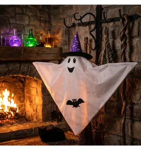 Süße Halloween-Geisterdeko mit lila Hexenhut vor einem gemütlichen Kamin hintergrund