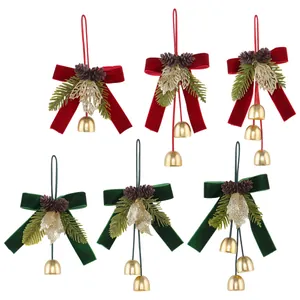 Lot de six pendentifs nœuds de Noël avec cloches dorées et pommes de pin décoratives.