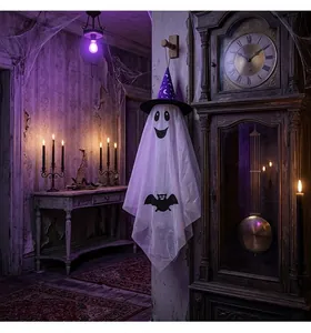 Gruselige weiße Hängegeist-Dekoration mit einem lila Hexenhut für Halloween-Partys